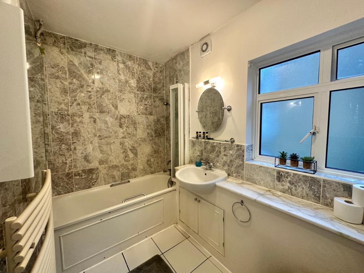 Private Family Apartment, In Victoria Posh Sw1 London Bagian luar foto