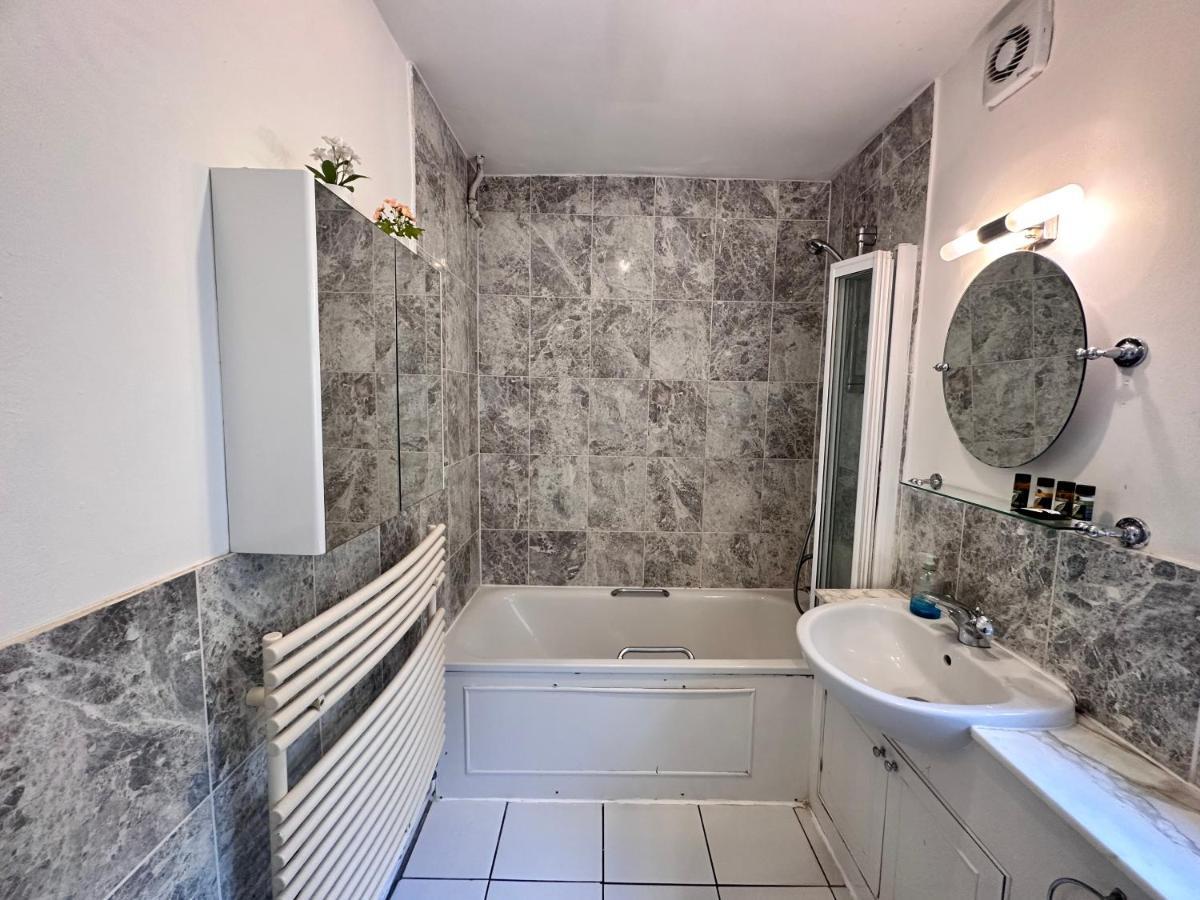 Private Family Apartment, In Victoria Posh Sw1 London Bagian luar foto